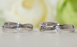 ダイヤモンドを星形に留めた結婚指輪
